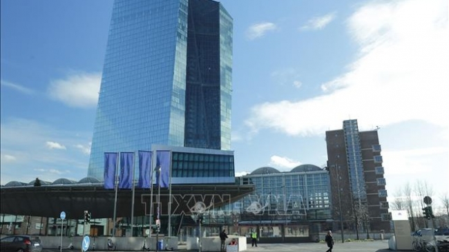 ECB giữ nguyên lãi suất khi tăng trưởng eurozone vượt kỳ vọng