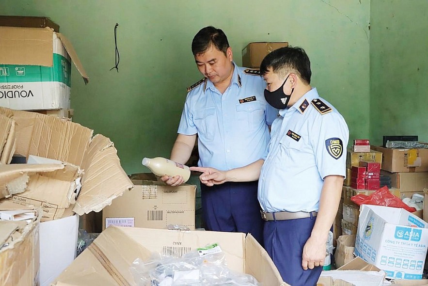 Căng mình chống hàng giả, hàng lậu đợt cao điểm cuối năm Căng mình chống hàng giả, hàng lậu đợt cao điểm cuối năm