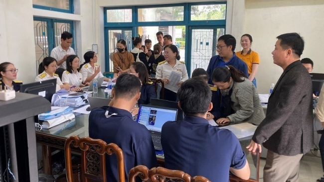 Công chức Thuế địa phương đẩy nhanh tiến độ chuyển đổi sang kê khai thuế với hộ kinh doanh