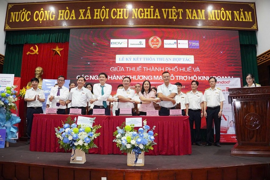 Công chức Thuế địa phương đẩy nhanh tiến độ chuyển đổi sang kê khai thuế với hộ kinh doanh