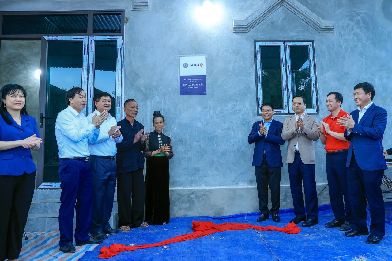 Bộ trưởng Nguyễn Văn Thắng dự lễ khánh thành và bàn giao nhà Đại đoàn kết cho 108 hộ nghèo tại Điện Biên