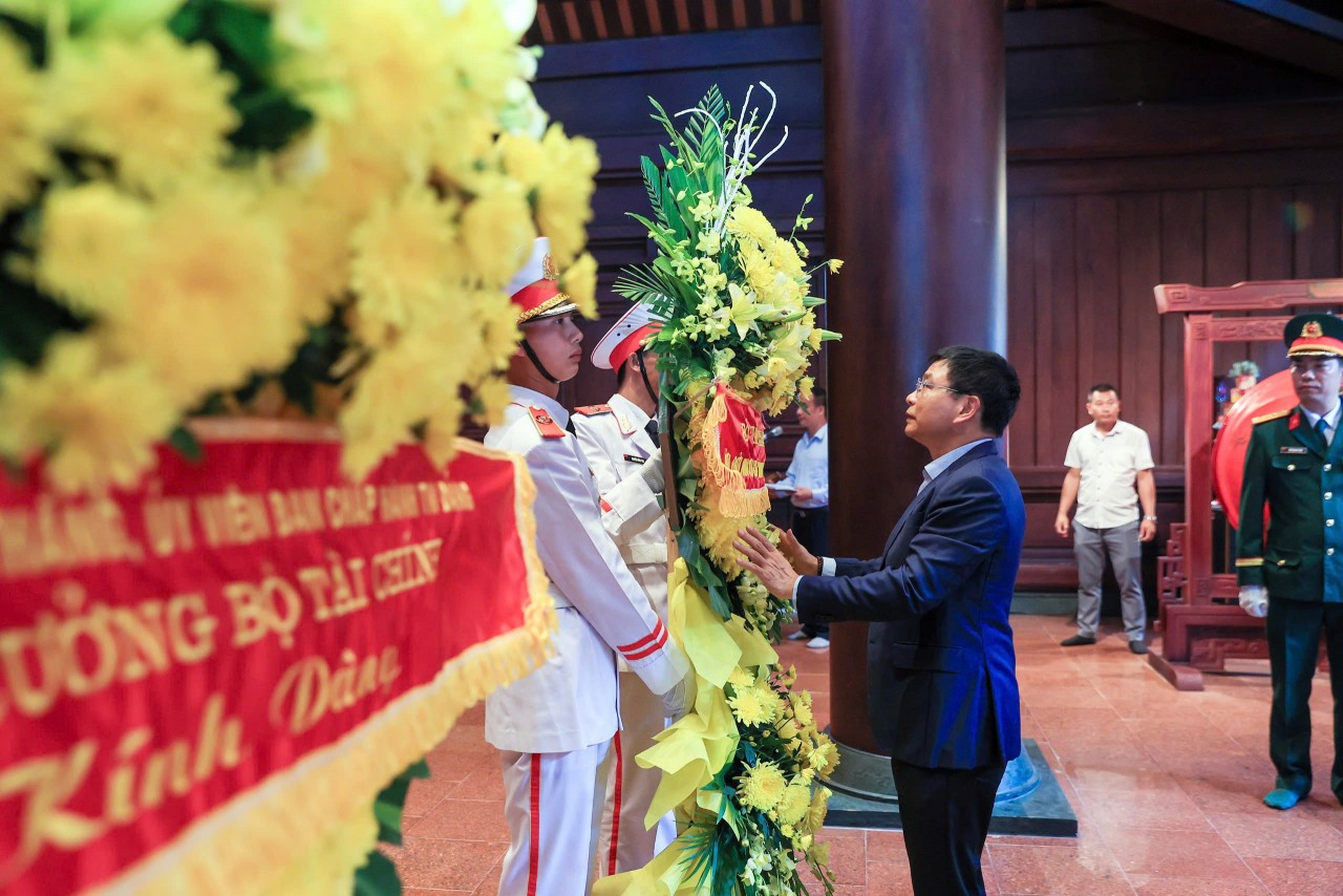 Bộ trưởng Nguyễn Văn Thắng dự lễ khánh thành và bàn giao nhà Đại đoàn kết cho 108 hộ nghèo tại Điện Biên