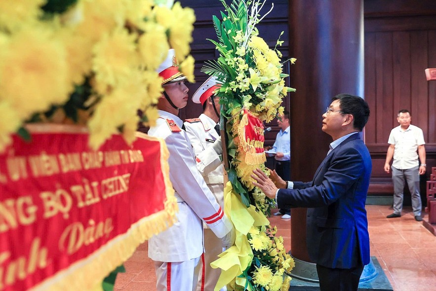 Bộ trưởng Nguyễn Văn Thắng dự lễ khánh thành và bàn giao nhà Đại đoàn kết cho 108 hộ nghèo tại Điện Biên
