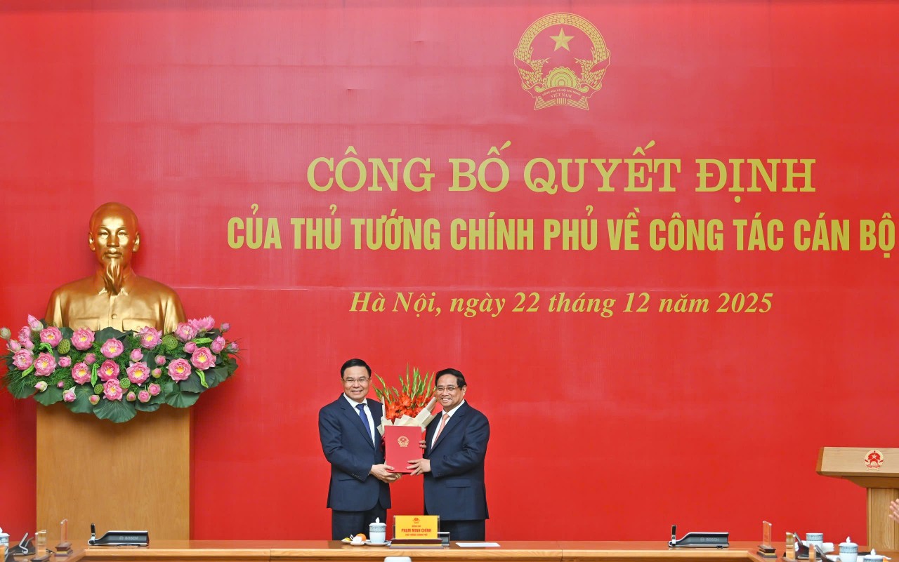 Thủ tướng trao Quyết định giao Quyền Bộ trưởng Bộ Công thương cho ông Lê Mạnh Hùng