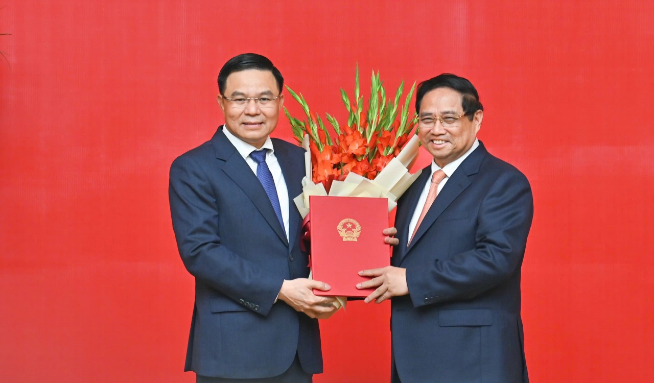 Thủ tướng trao Quyết định giao Quyền Bộ trưởng Bộ Công thương cho ông Lê Mạnh Hùng