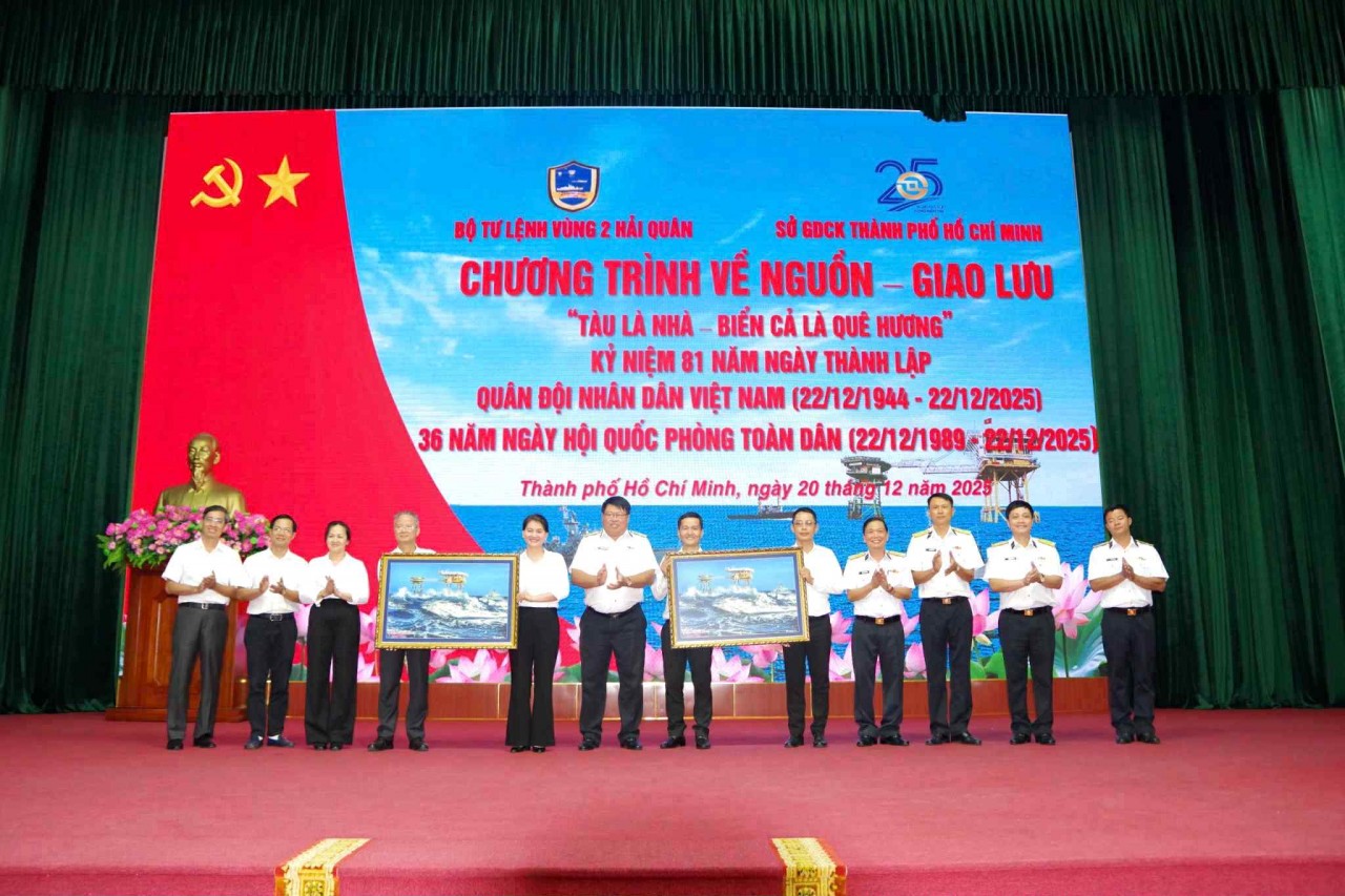 HoSE thắt chặt nghĩa tình quân - dân qua chương trình “Tàu là nhà - Biển cả là quê hương”