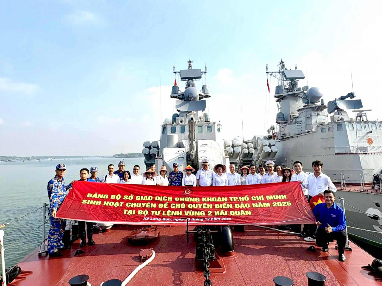 HoSE thắt chặt nghĩa tình quân - dân qua chương trình “Tàu là nhà - Biển cả là quê hương”