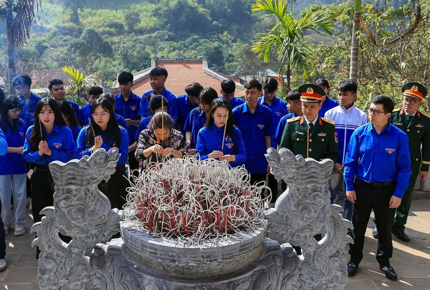 Hành trình về nguồn hun đúc bản lĩnh chính trị của đoàn viên thanh niên Vụ I - Bộ Tài chính