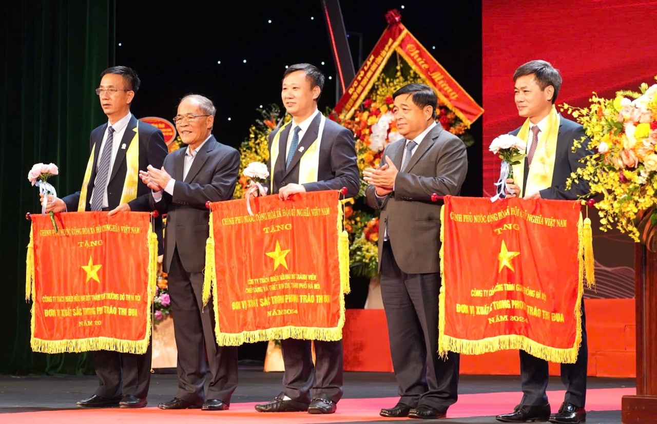 Phó Thủ tướng Phó Thủ tướng Nguyễn Chí Dũng mong muốn cộng đồng doanh nghiệp Thủ đô đẩy mạnh chuyển đổi số, ứng dụng khoa học công nghệ, đổi mới sáng tạo