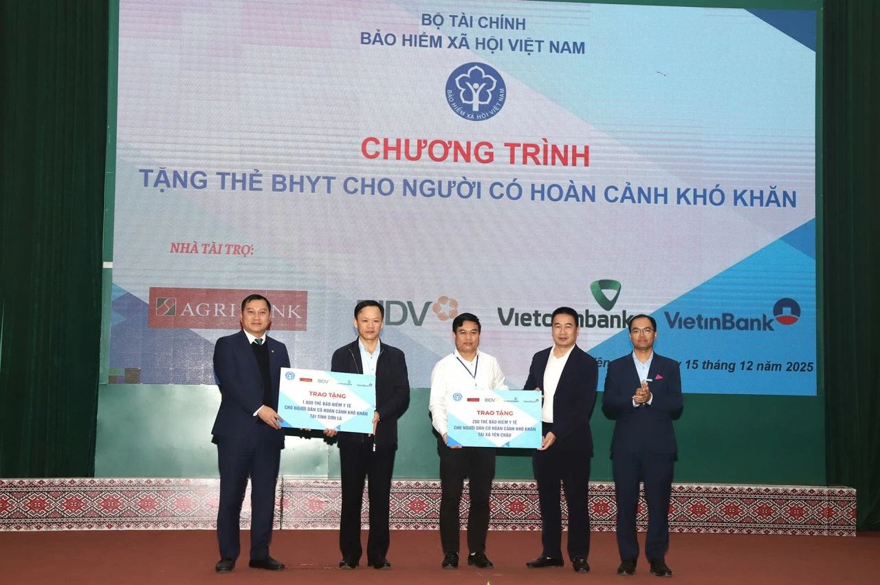 Agribank tặng gần 8.000 thẻ bảo hiểm y tế cho người có hoàn cảnh khó khăn trước thềm năm mới Agribank tặng gần 8.000 thẻ bảo hiểm y tế cho người có hoàn cảnh khó khăn trước thềm năm mới