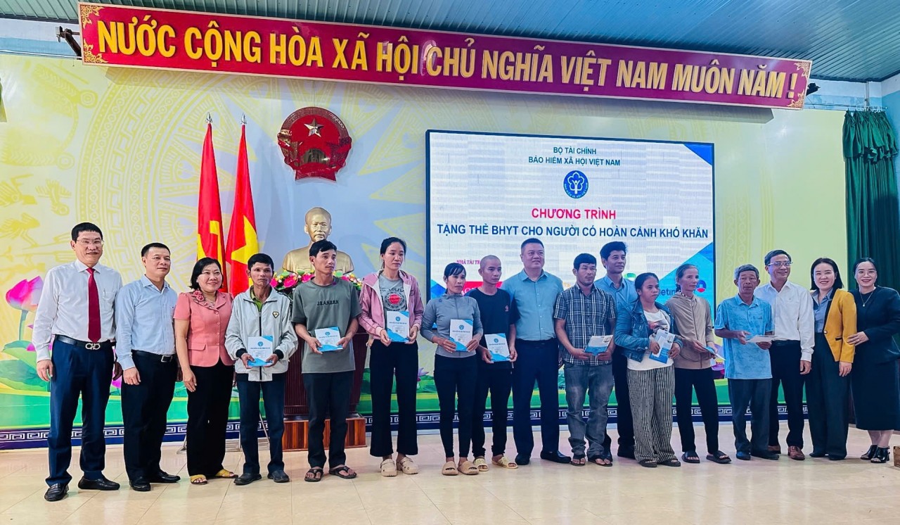 Agribank tặng gần 8.000 thẻ bảo hiểm y tế cho người có hoàn cảnh khó khăn trước thềm năm mới