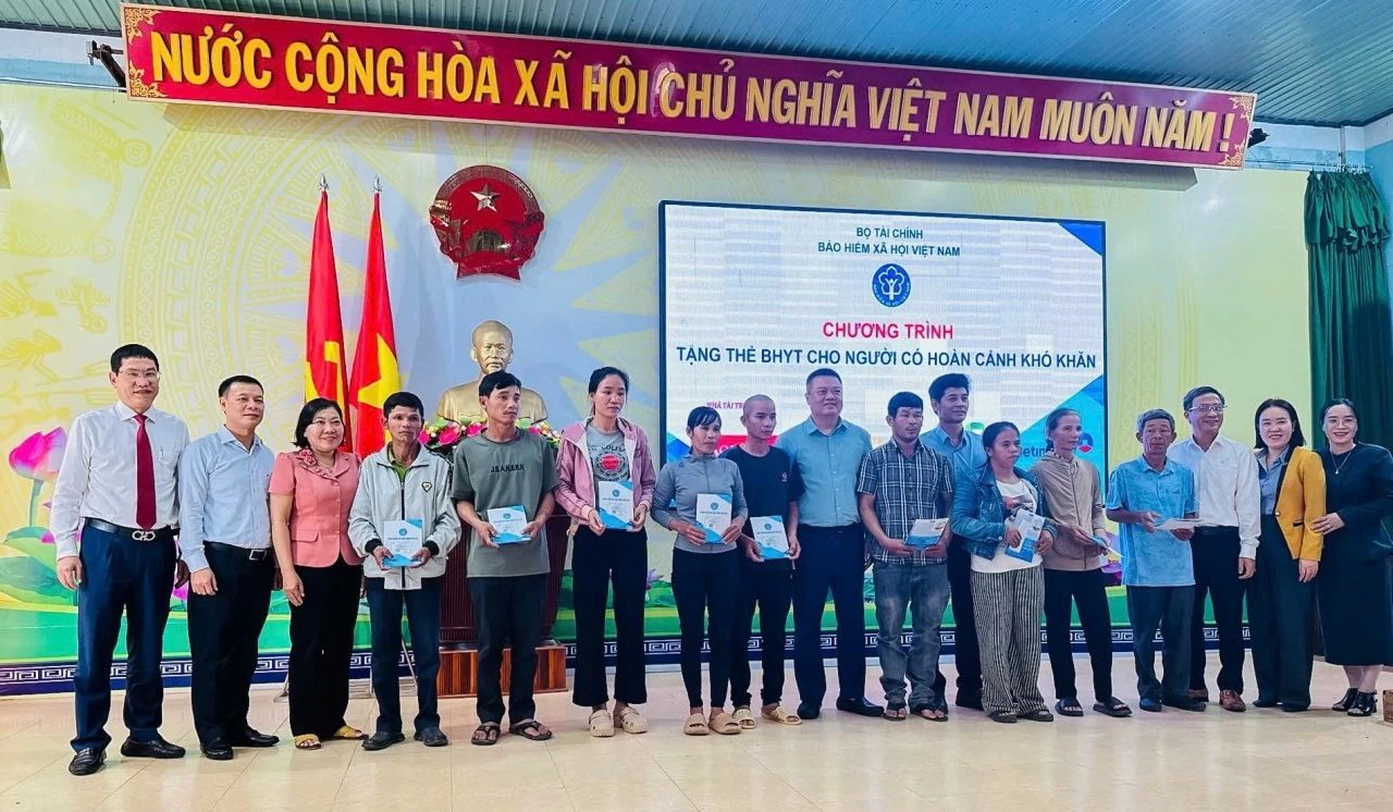 Agribank tặng gần 8.000 thẻ bảo hiểm y tế cho người có hoàn cảnh khó khăn trước thềm năm mới Agribank tặng gần 8.000 thẻ bảo hiểm y tế cho người có hoàn cảnh khó khăn trước thềm năm mới