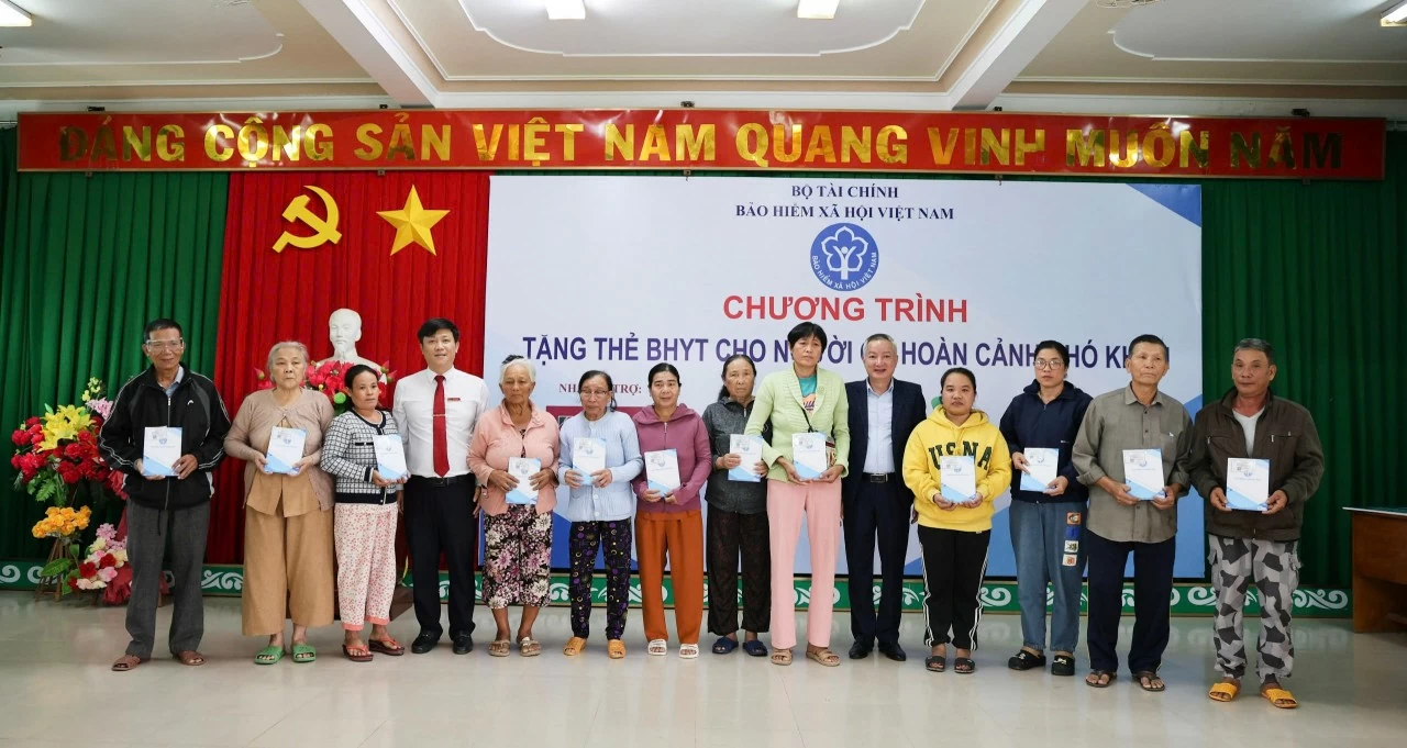 Agribank tặng gần 8.000 thẻ bảo hiểm y tế cho người có hoàn cảnh khó khăn trước thềm năm mới Agribank tặng gần 8.000 thẻ bảo hiểm y tế cho người có hoàn cảnh khó khăn trước thềm năm mới
