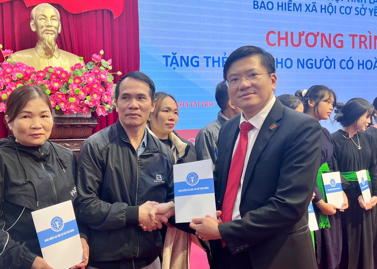 Agribank tặng gần 8.000 thẻ bảo hiểm y tế cho người có hoàn cảnh khó khăn trước thềm năm mới