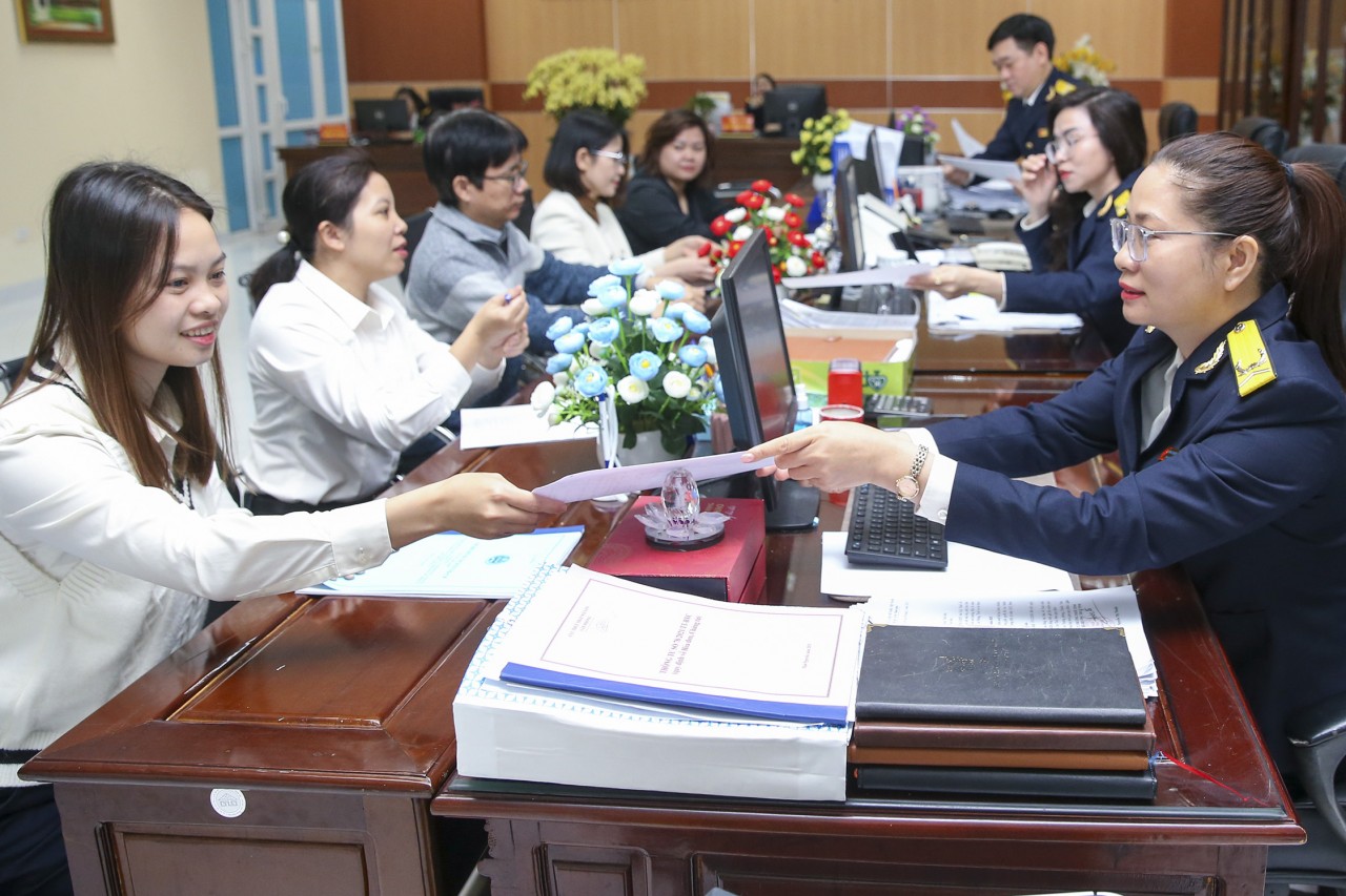 Lần đầu tiên ngành Thuế thu ngân sách vượt mốc 2 triệu tỷ đồng