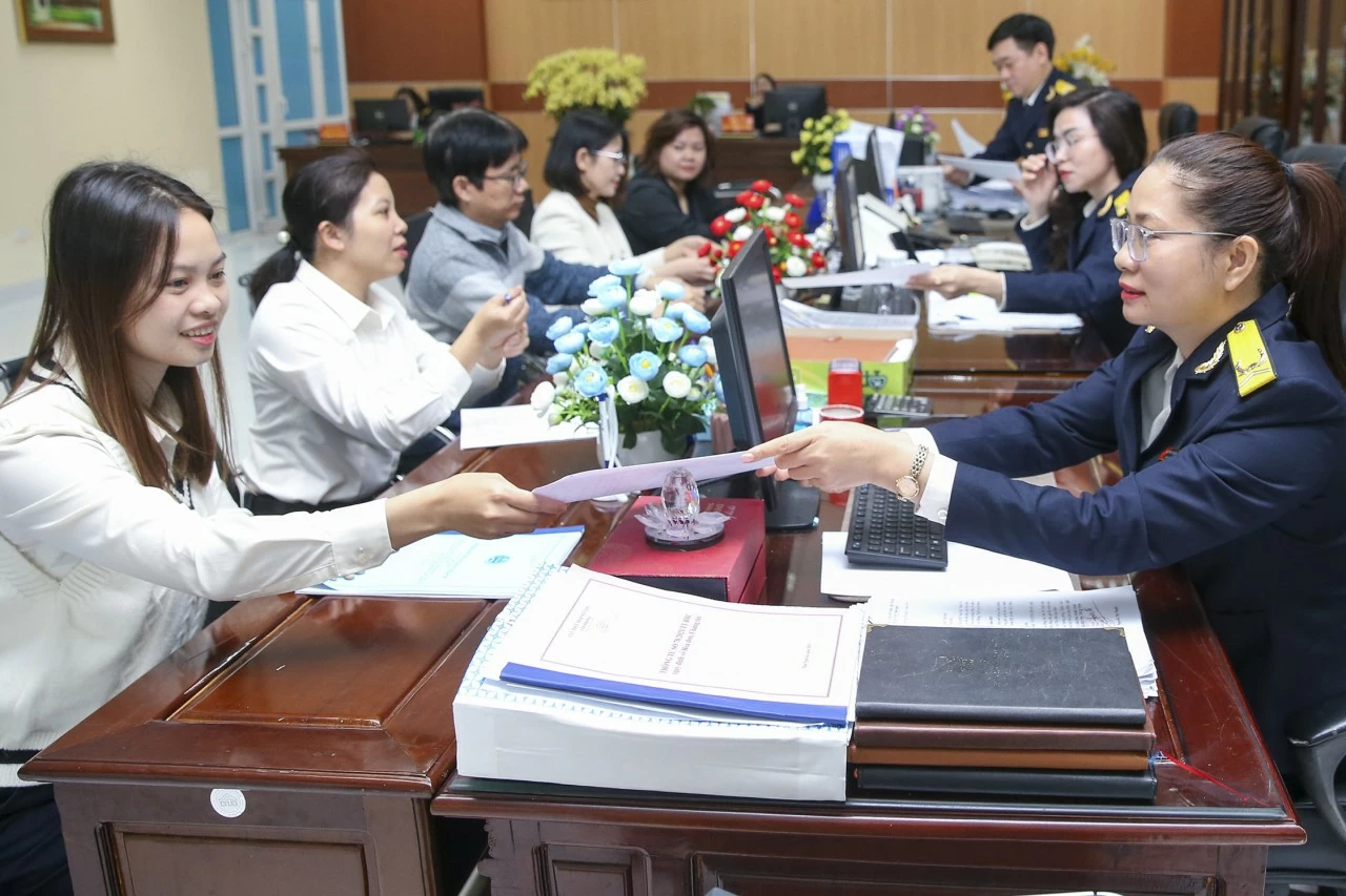 Lần đầu tiên ngành Thuế thu ngân sách vượt mốc 2 triệu tỷ đồng