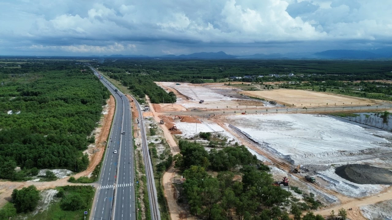 Dự án Khu công nghiệp Quảng Trị đang được triển khai đầu tư xây dựng được kỳ vọng sẽ thu hút thêm nhà đầu tư mới đến với tỉnh. Ảnh: Ngọc Tân