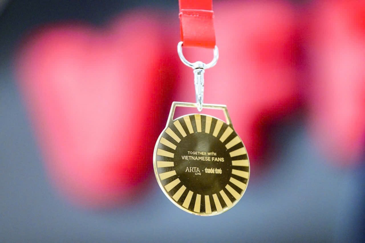 HLV Kim Sang Sik được trao huy chương vàng 24K từ PNJ