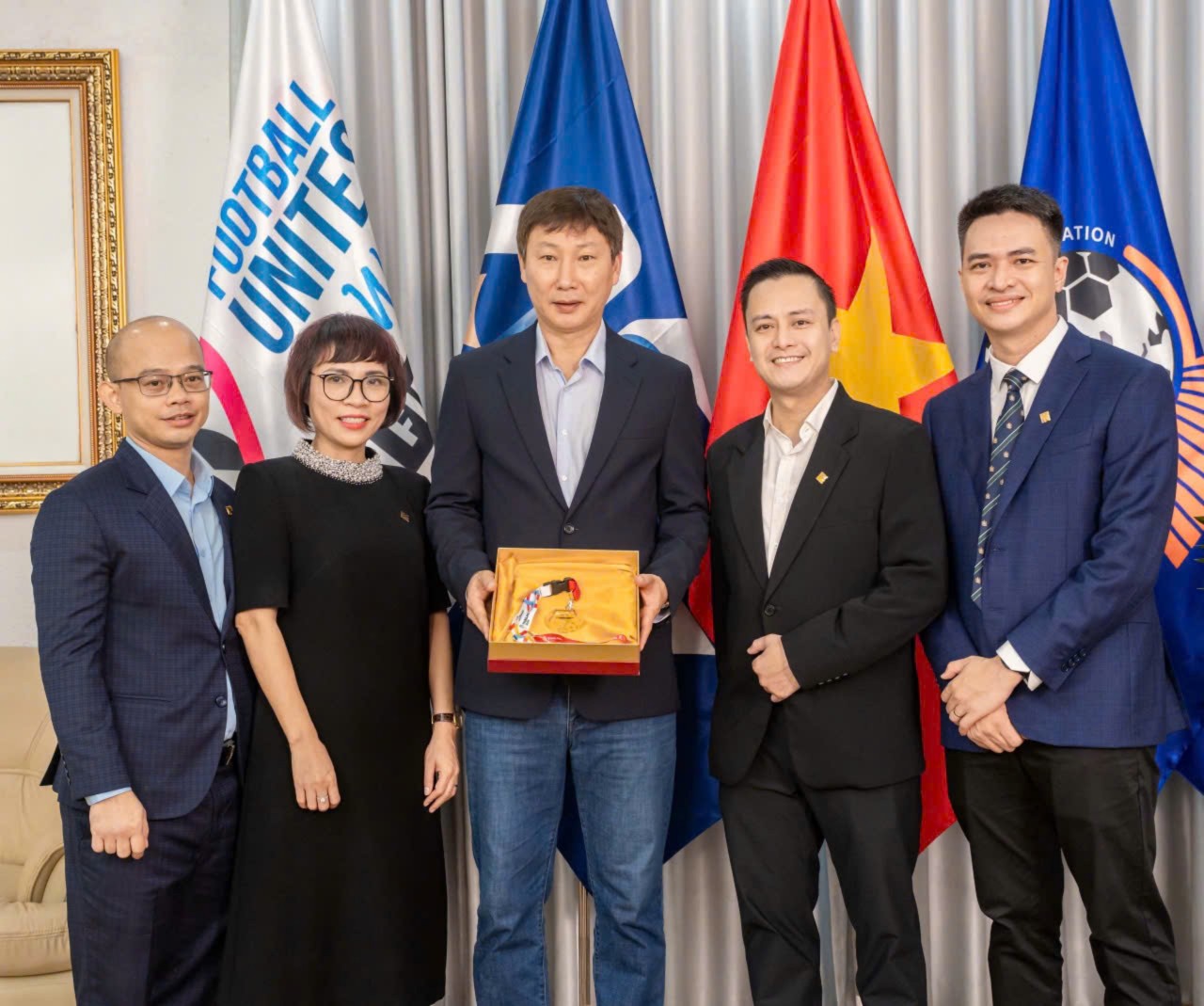 HLV Kim Sang Sik được trao huy chương vàng 24K từ PNJ