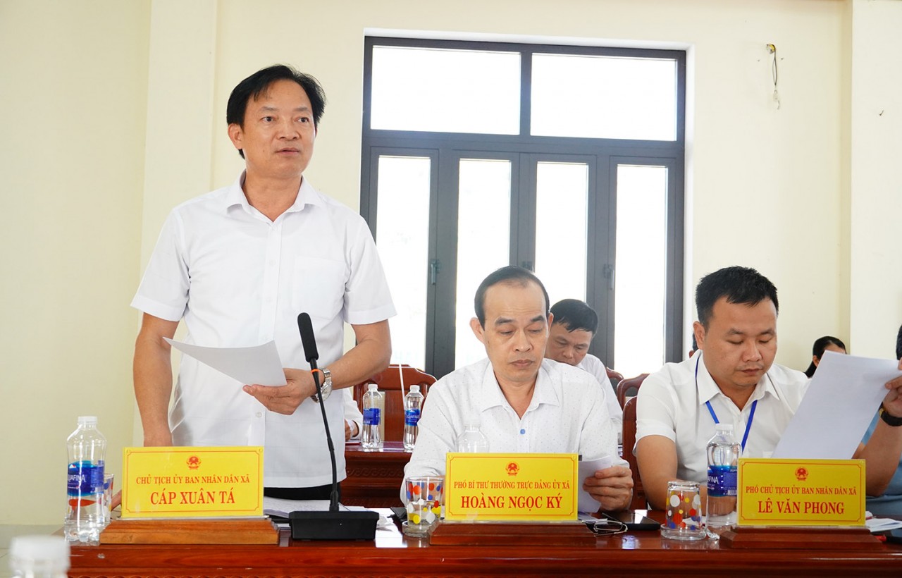 Ông Cáp Xuân Tá, Chủ tịch UBND xã Mỹ Thủy phát biểu tại buổi làm việc. Ảnh: Trường Nhật