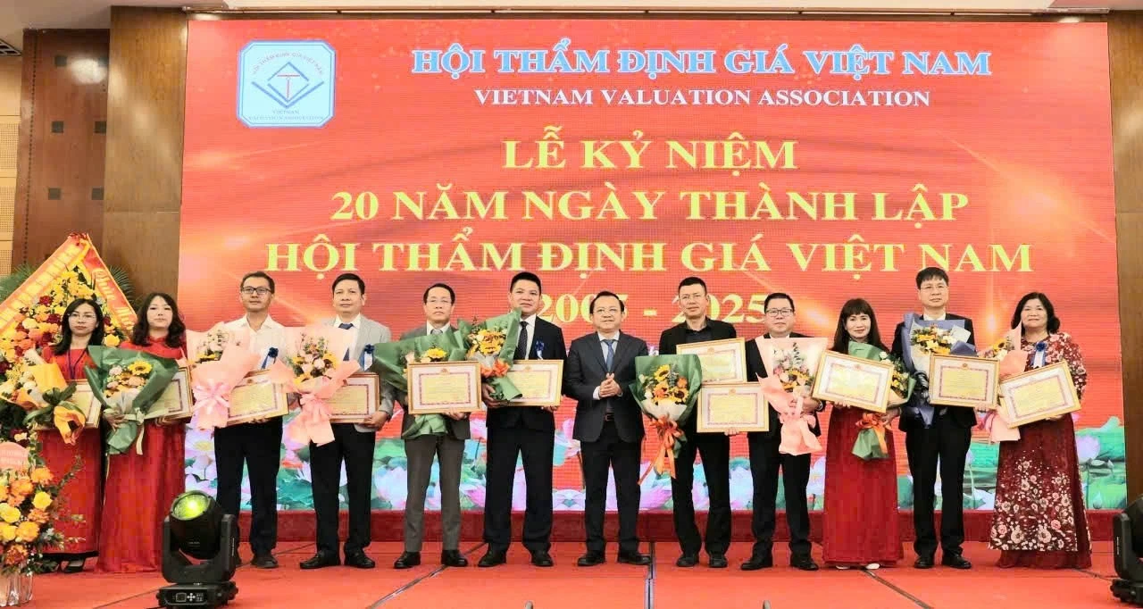 "Cánh tay" nối dài của Bộ Tài chính trong việc tổ chức, xây dựng, phát triển nghề thẩm định giá "Cánh tay" nối dài của Bộ Tài chính trong việc tổ chức, xây dựng, phát triển nghề thẩm định giá