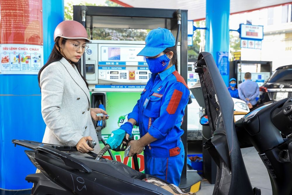 Từ 15h chiều 25/12, giá xăng dầu tiếp tục giảm mạnh từ 219 đồng/lít  - 523 đồng/lít