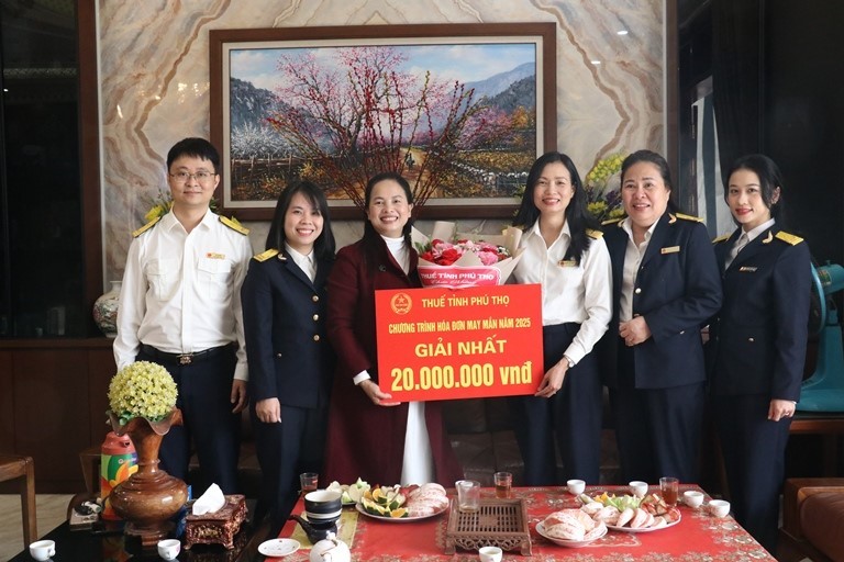 Thuế tỉnh Phú Thọ trao thưởng 3 giải nhất chương trình “Hóa đơn may mắn”