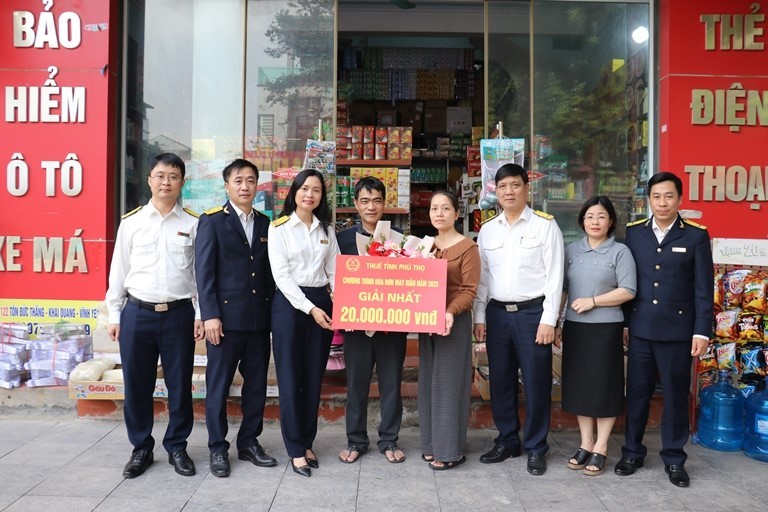 Thuế tỉnh Phú Thọ trao thưởng 3 giải nhất chương trình “Hóa đơn may mắn”