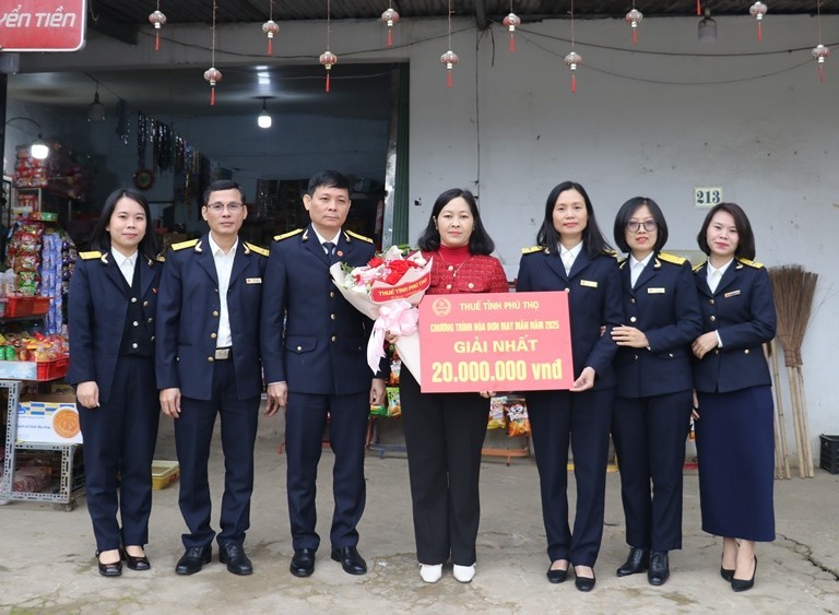 Thuế tỉnh Phú Thọ trao thưởng 3 giải nhất chương trình “Hóa đơn may mắn”