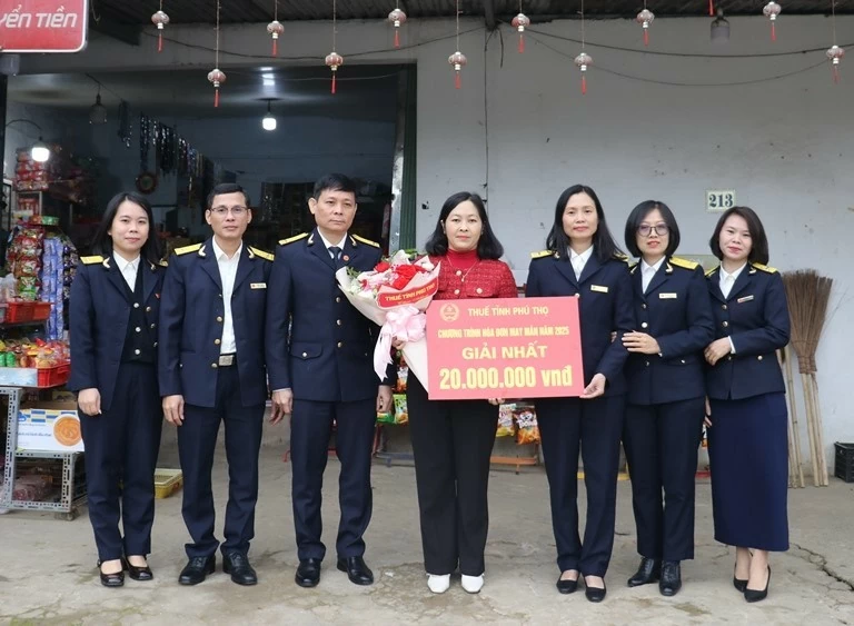 Thuế tỉnh Phú Thọ trao thưởng 3 giải nhất chương trình “Hóa đơn may mắn” Thuế tỉnh Phú Thọ trao thưởng 3 giải nhất chương trình “Hóa đơn may mắn”