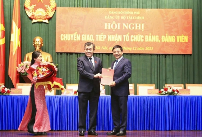 Thống nhất sự lãnh đạo, gắn công tác xây dựng Đảng với nhiệm vụ sản xuất, kinh doanh