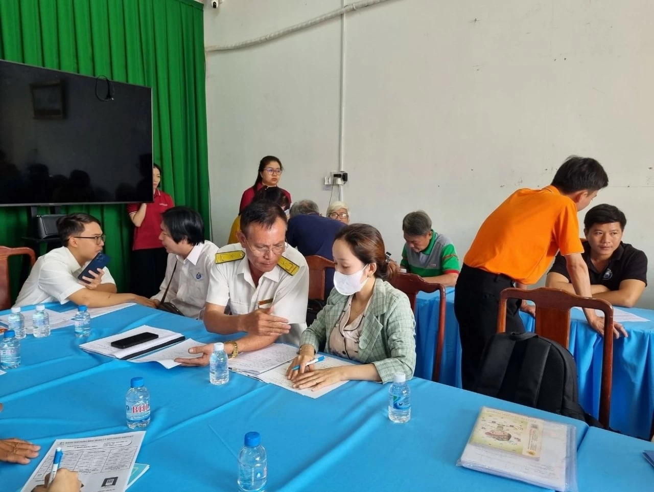 Thuế cơ sở 4 tỉnh Đồng Nai triển khai “đi từng ngõ, gõ từng hộ” hỗ trợ hộ kinh doanh chuyển sang kê khai Thuế cơ sở 4 tỉnh Đồng Nai triển khai “đi từng ngõ, gõ từng hộ” hỗ trợ hộ kinh doanh chuyển sang kê khai