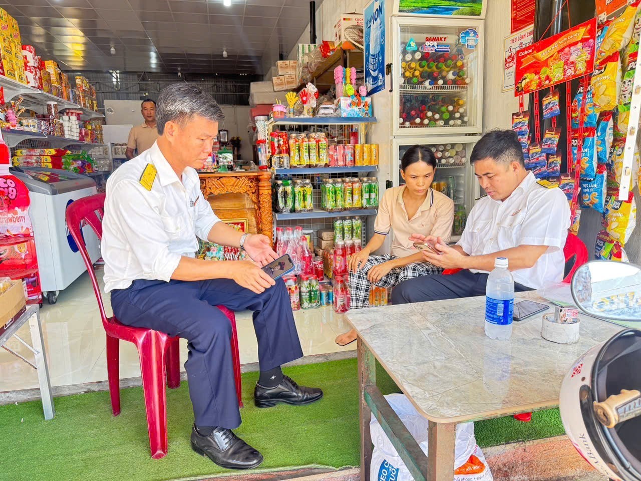 Thuế cơ sở 10 tỉnh Đồng Nai duy trì 100% lực lượng hỗ trợ, hướng dẫn hộ kinh doanh chuyển đổi sang kê khai