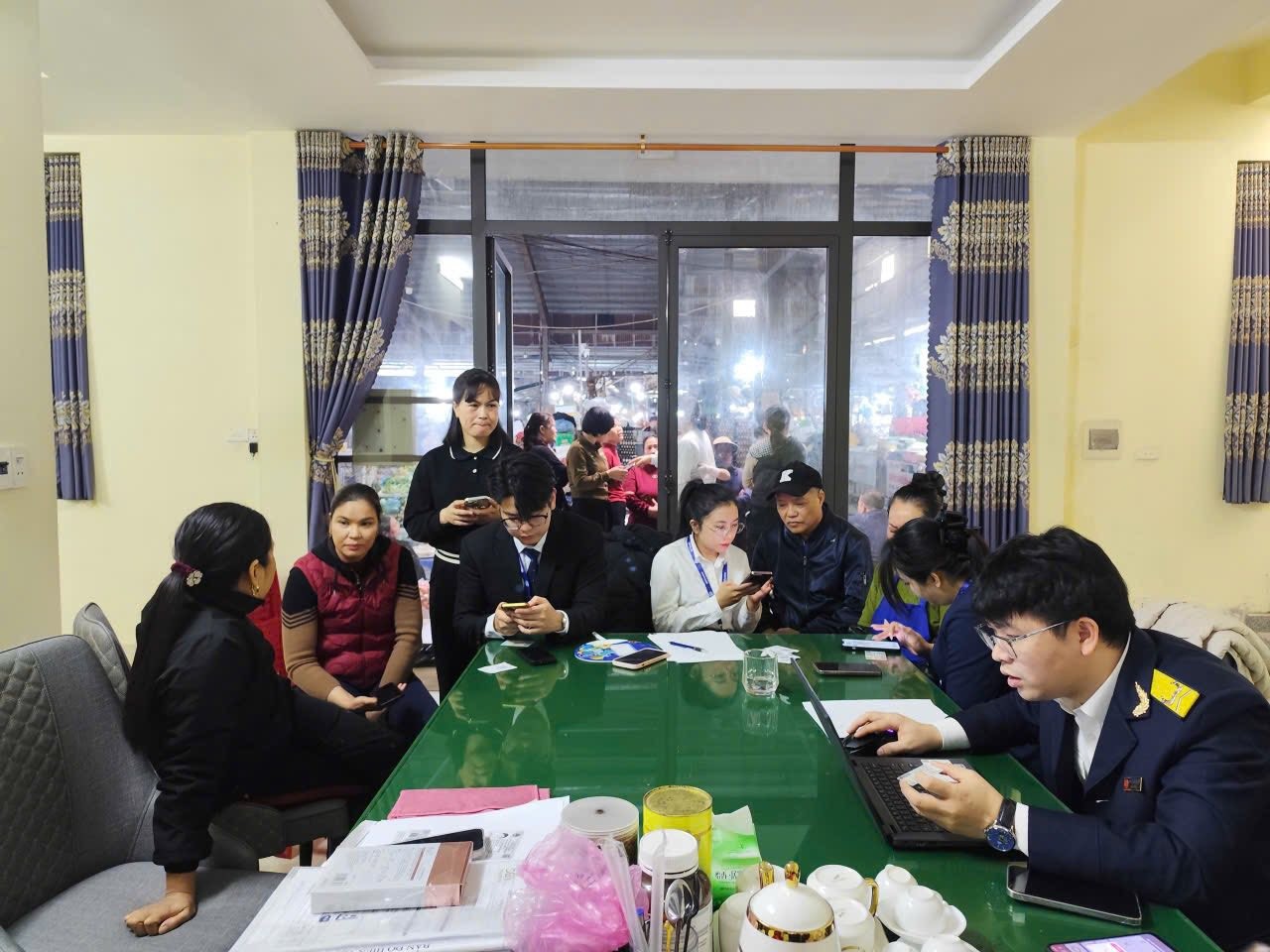 Đoàn Thanh niên Thuế cơ sở 2 tỉnh Quảng Ninh hướng dẫn hộ kinh doanh nộp thuế điện tử và nộp thuế sử dụng đất phi nông nghiệp