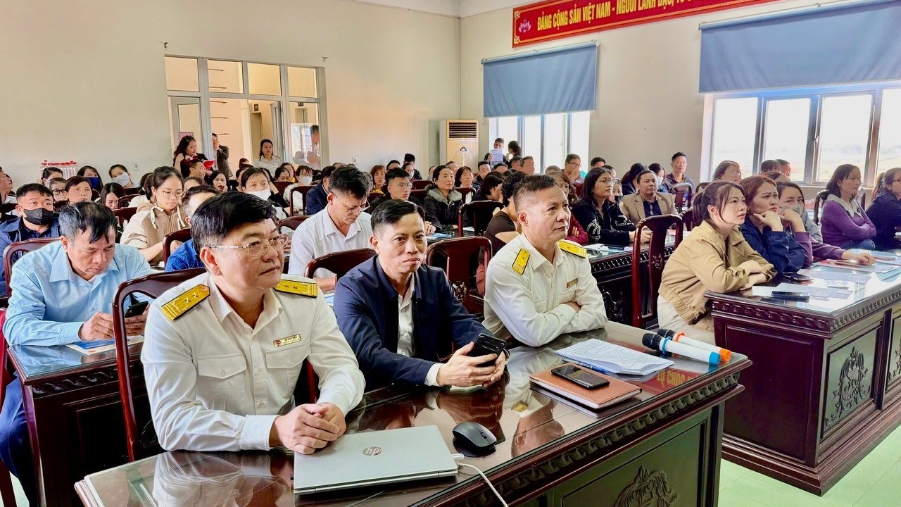 Thuế cơ sở 5 tỉnh Quảng Ninh tuyên truyền, hướng dẫn hộ kinh doanh chuyển đổi sang kê khai