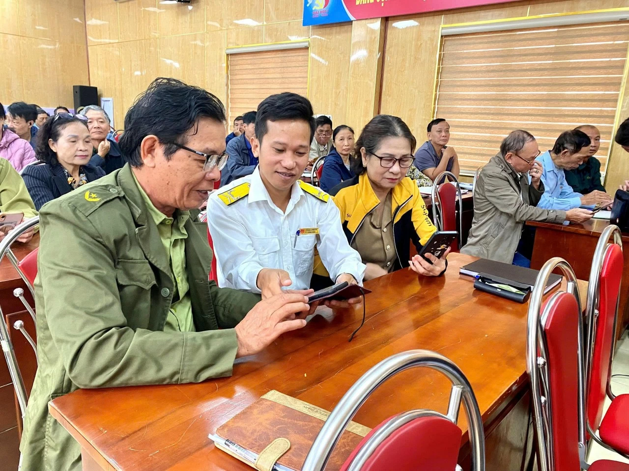 Thuế cơ sở 3 tỉnh Quảng Ninh triển khai cao điểm chuyển đổi hộ kinh doanh từ thuế khoán sang kê khai Thuế cơ sở 3 tỉnh Quảng Ninh triển khai cao điểm chuyển đổi hộ kinh doanh từ thuế khoán sang kê khai