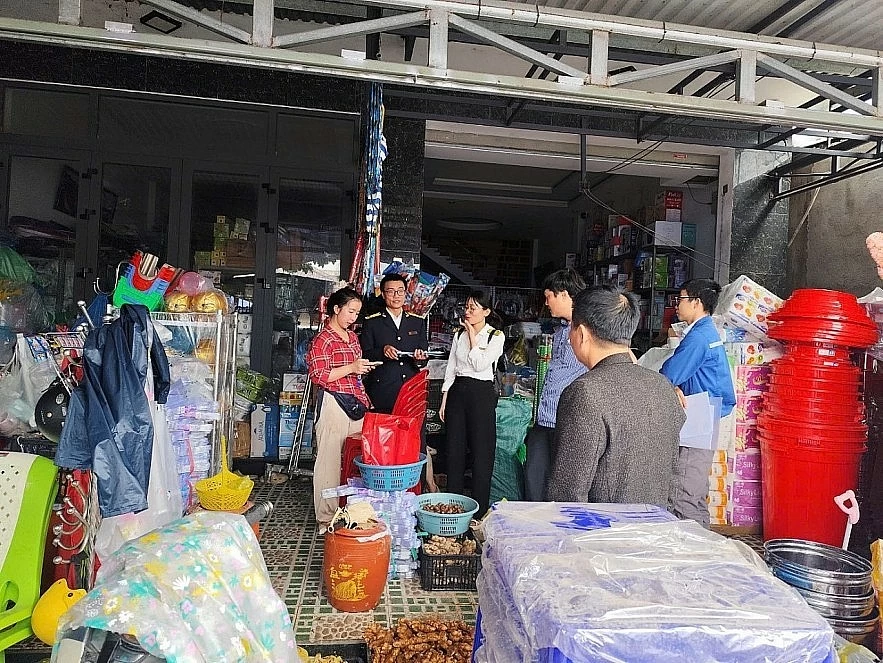 Thuế TP. Huế hoàn thành Chiến dịch 45 ngày cao điểm chuyển đổi hộ kinh doanh sang kê khai thuế Thuế TP. Huế hoàn thành Chiến dịch 45 ngày cao điểm chuyển đổi hộ kinh doanh sang kê khai thuế