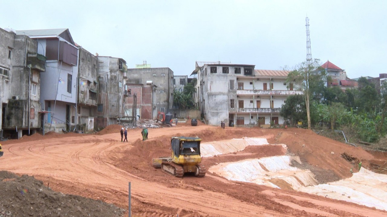 Các đơn vị tiếp tục hoàn thiện các hạng mục gia cố, bảo đảm an toàn lâu dài cho khu dân cư đường Hùng Vương, xã Khe Sanh. Ảnh: Minh Huyền