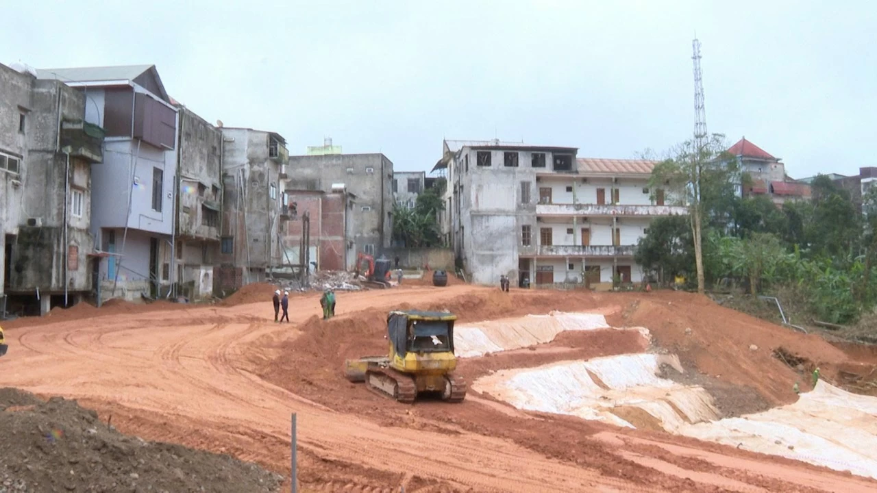 Các đơn vị tiếp tục hoàn thiện các hạng mục gia cố, bảo đảm an toàn lâu dài cho khu dân cư đường Hùng Vương, xã Khe Sanh. Ảnh: Minh Huyền