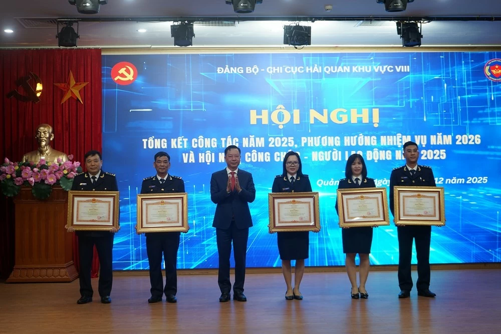 Chi cục Hải quan Khu vực VIII phấn đầu thu ngân sách vượt 17.500 tỷ đồng trong năm 2026 Chi cục Hải quan Khu vực VIII phấn đầu thu ngân sách vượt 17.500 tỷ đồng trong năm 2026