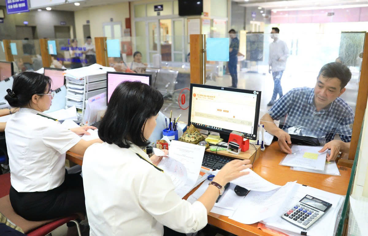 Thu ngân sách lần đầu vượt mốc trên 600 nghìn tỷ đồng