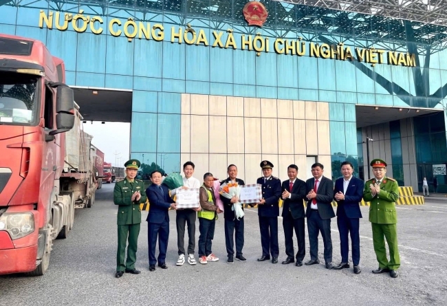 Ngày đầu năm 2026: Thông quan hàng hóa với tổng giá trị 20 triệu USD qua cửa khẩu Móng Cái