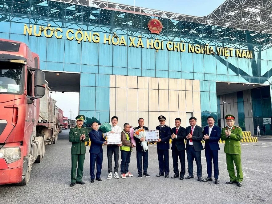 undefined Ngày đầu 2026: Hải quan thông quan 20 triệu USD kim ngạch hàng hoá qua cửa khẩu Móng Cái