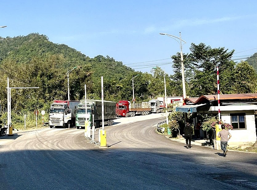 Hải quan cửa khẩu Lào Cai thông quan hơn 3 triệu USD hàng hóa trong ngày đầu năm 2026