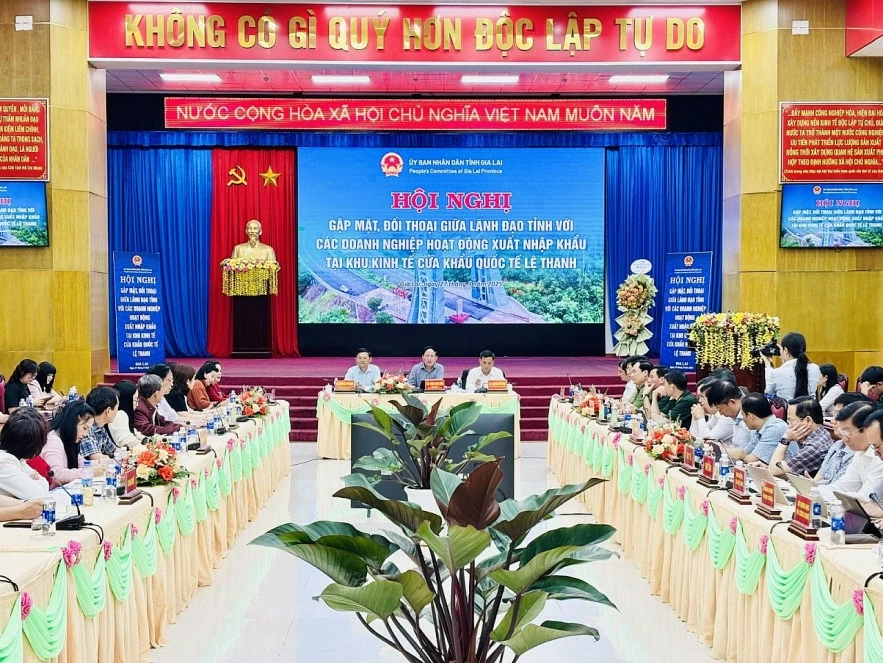 Lãnh đạo UBND tỉnh Gia Lai đối thoại với doanh nghiệp có hoạt động xuất nhập khẩu tại Khu kinh tế Cửa khẩu quốc tế Lệ Thanh. Ảnh: Hoàng Thảo. Lãnh đạo UBND tỉnh Gia Lai đối thoại với doanh nghiệp có hoạt động xuất nhập khẩu tại Khu kinh tế Cửa khẩu quốc tế Lệ Thanh. Ảnh: Hoàng Thảo.