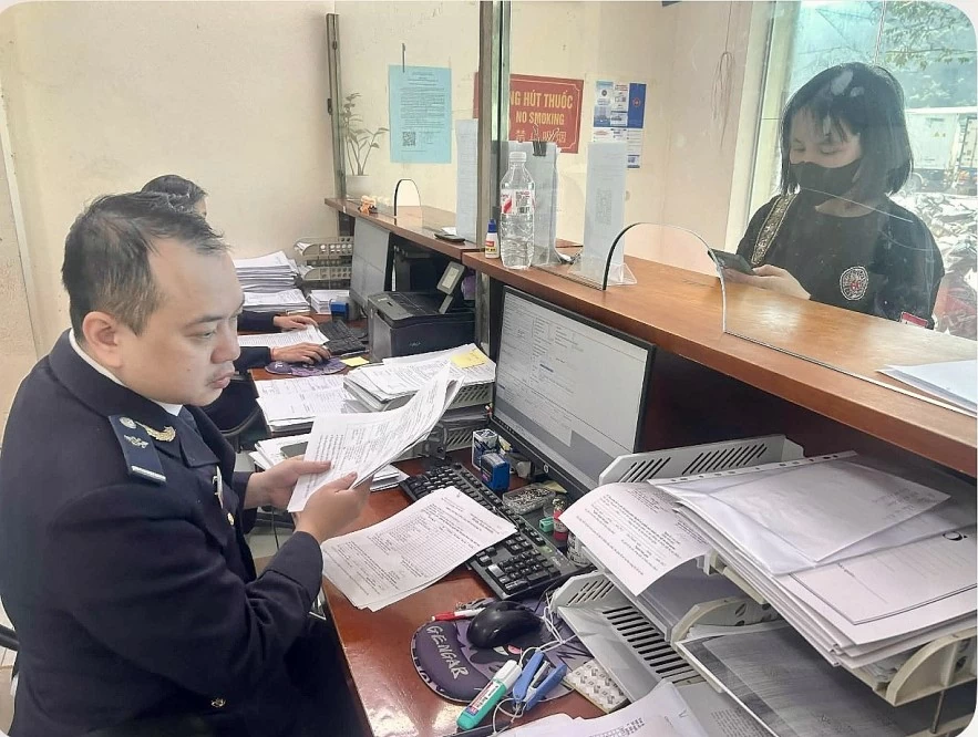 undefined Hải quan chủ động hoàn thiện thể chế, thu ngân sách vượt xa dự toán