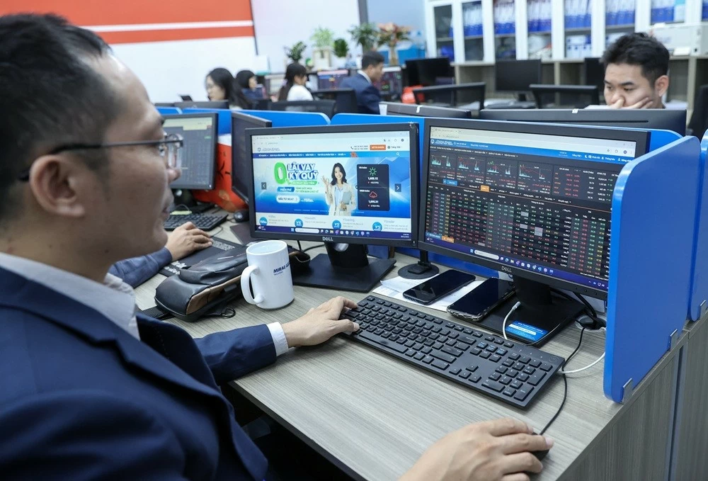 Chứng khoán ngày 7/1: Bỏ xa mốc 1.800 điểm, VN-Index tiếp tục lập đỉnh mới