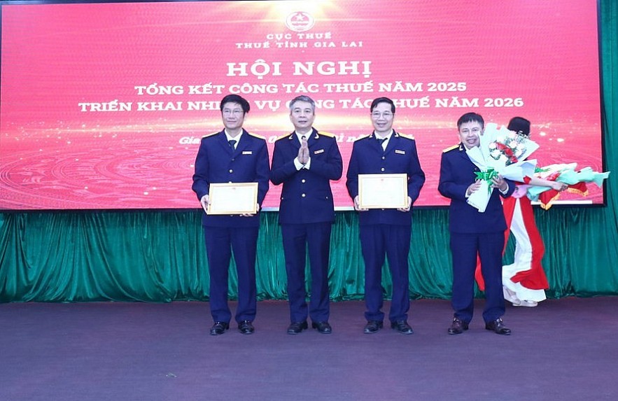 Cục Thuế cũng tặng giấy khen cho 10 tập thể và 213 cá nhân thuộc Thuế tỉnh Gia Lai đã có thành tích tốt trong công tác thuế