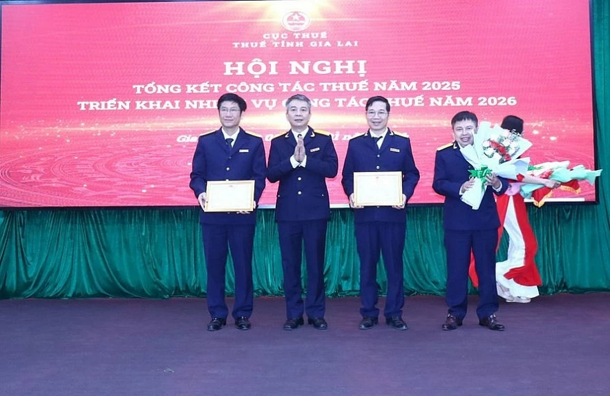Cục Thuế cũng tặng giấy khen cho 10 tập thể và 213 cá nhân thuộc Thuế tỉnh Gia Lai đã có thành tích tốt trong công tác thuế