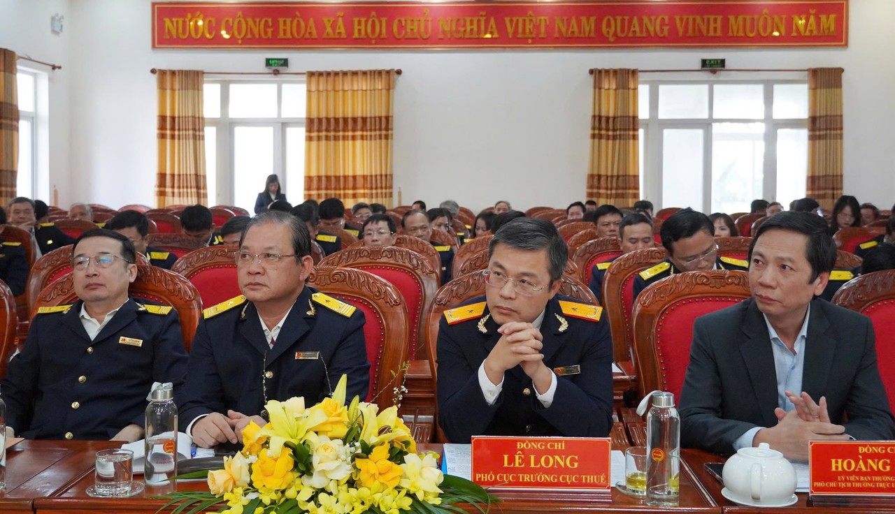 Lãnh đạo Cục Thuế và UBND tỉnh Quảng Trị tham dự Hội nghị. Ảnh: Đặng Hà Lãnh đạo Cục Thuế và UBND tỉnh Quảng Trị tham dự Hội nghị. Ảnh: Đặng Hà